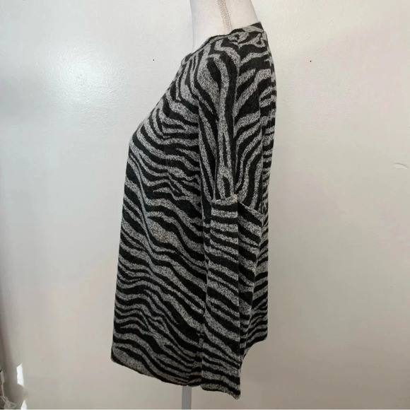 Zara Top Shirt Woman Medium  Zebra Print Boxy Black‎ Gray 3/4 Sleeve Soft Light - Picture 5 of 9